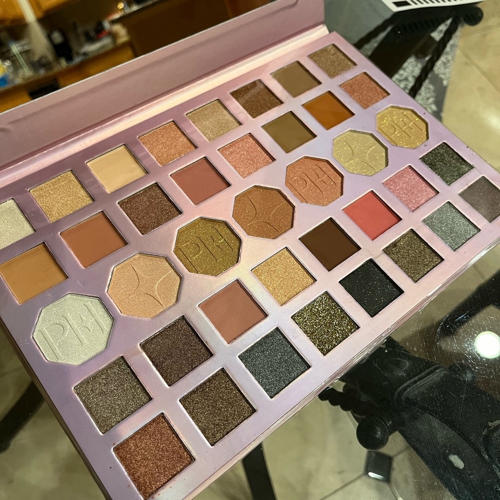 Paris Hilton Glamorous Pink Gold face and  Eyeshadow palette